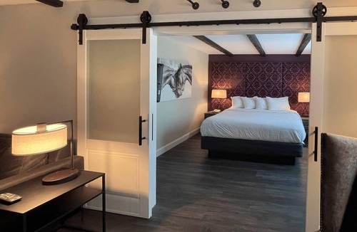 Latham Hotel | The Century House Latham - North Albany, an Ascend Collection Hotel