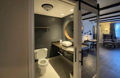 Latham Hotel | The Century House Latham - North Albany, an Ascend Collection Hotel