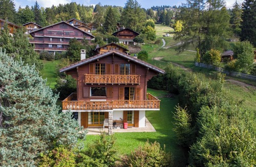 Barboleusaz Ski Chalet | The chalet is ideally located in a quiet area just above the Place de la Barboleuse in Gryon with it