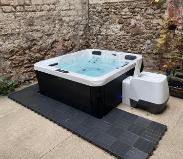 Verzenay House | The Champenoise Jacuzzi - Vineyard
