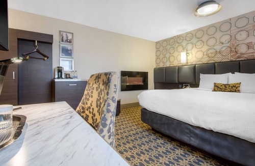 Orillia Hotel | The Champlain Waterfront Hotel, an Ascend Collection Hotel