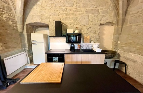 Alzonne Apartment | The chapel - atypical and comfortable