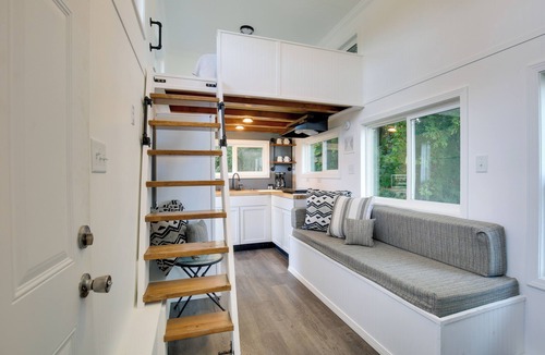 Defiance Apartment | 'The Chardonnay Chalet' Defiance Studio Trail!