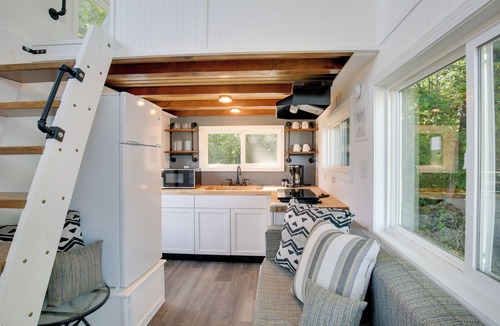 Defiance Apartment | 'The Chardonnay Chalet' Defiance Studio Trail!