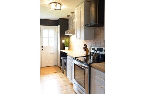 Grandview Heights Apartment | The Charleston Hot Tub Patio King Bed Fast WiFi Near OSU, Victorian Village