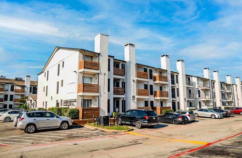 Buckingham Apartment | The Charlie 1203 I Spacious and Comfy 1 Bed 1 Bath