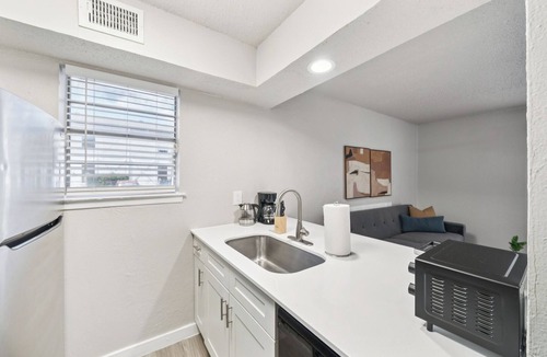 Buckingham Apartment | The Charlie 4147 I Spacious and Comfy 1 Bed 1 Bath