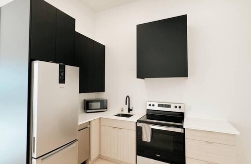 Woodstock Apartment | The Charlotte King Bed Downtown Woodstock