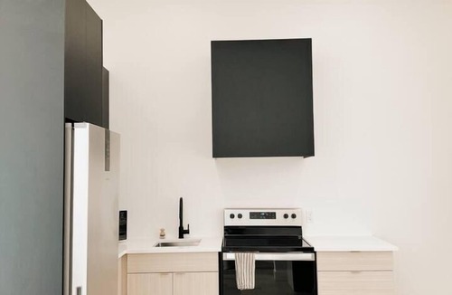 Woodstock Apartment | The Charlotte King Bed Downtown Woodstock