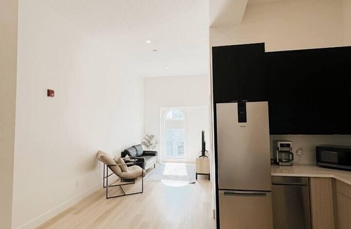 Woodstock Apartment | The Charlotte King Bed Downtown Woodstock