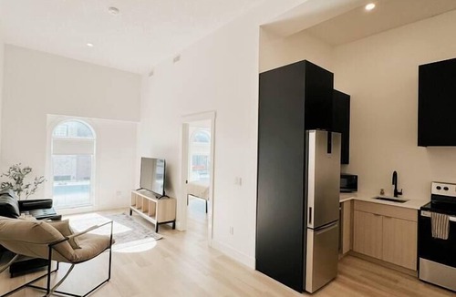 Woodstock Apartment | The Charlotte King Bed Downtown Woodstock