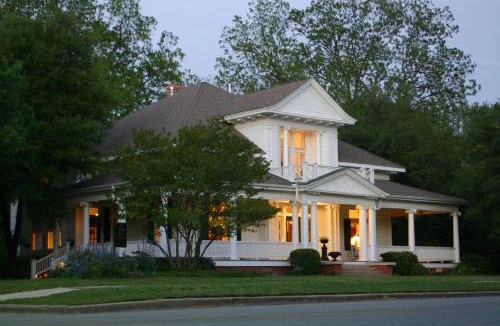 Waxahachie Bed & Breakfast | The Chaska House & Cottages