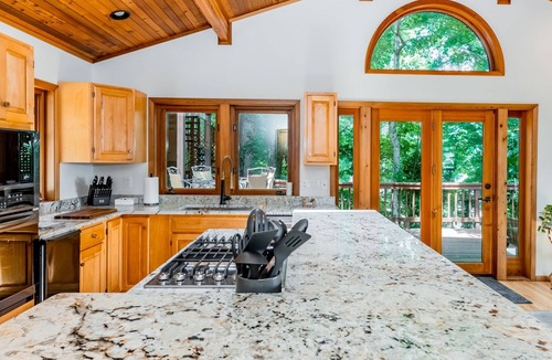 Littleton House | The Chateau at Ferncliff | Beautiful Main Lake Views | 3-Night Minimum