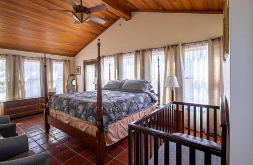 Bloomington House | The Chateau