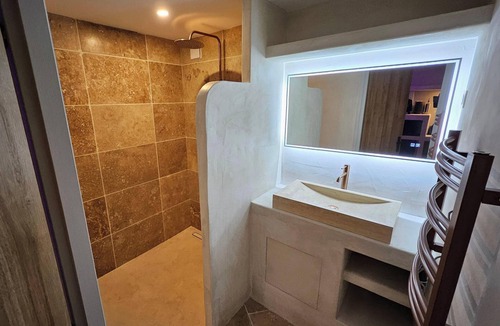 Montge-en-Goele Apartment | THE CHENE SUITE