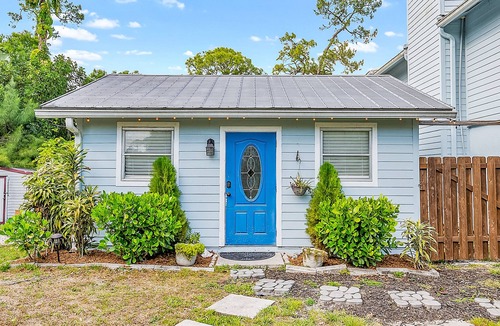 Jupiter Farms RV Rental | The Cherokee Hideaway: Pet-friendly & Event Setups