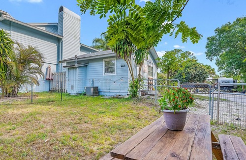 Jupiter Farms RV Rental | The Cherokee Hideaway: Pet-friendly & Event Setups