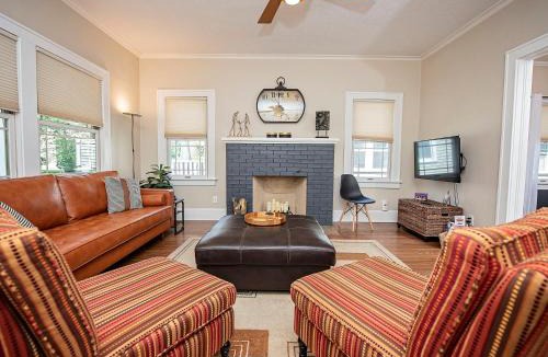 Rountree House | The Cherry St House|Dog Friendly |Sleeps 10 |Near MSU