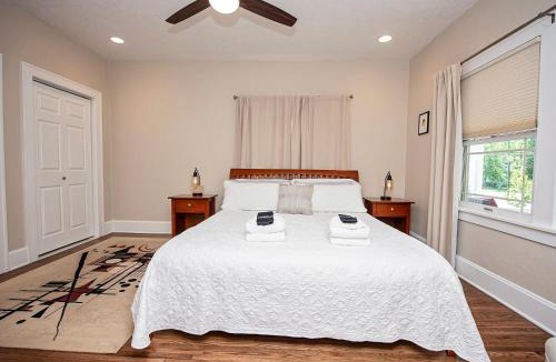 Rountree House | The Cherry St House|Dog Friendly |Sleeps 10 |Near MSU