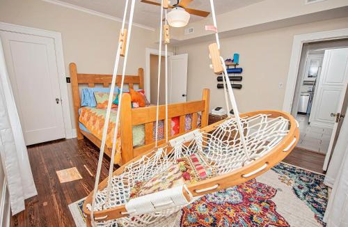 Rountree House | The Cherry St House|Dog Friendly |Sleeps 10 |Near MSU