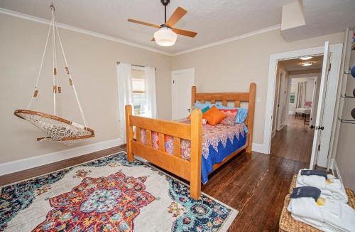 Rountree House | The Cherry St House|Dog Friendly |Sleeps 10 |Near MSU