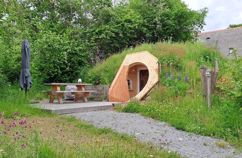 Neuvic Apartment | The chestnut tree's nest