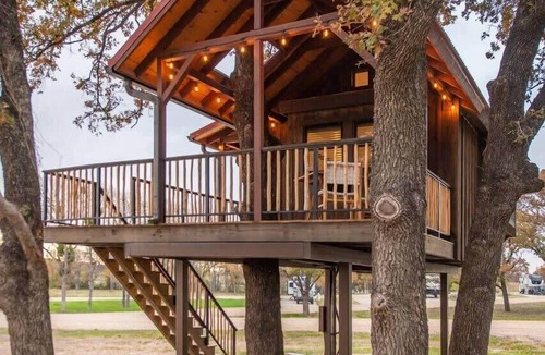 Elm Mott RV Rental | The Chickadee Treehouse 15MIN to Magnolia & Baylor