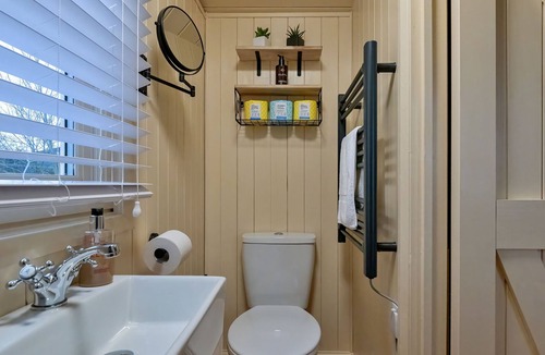 Brackley House | The Chicken Hut by Interhome