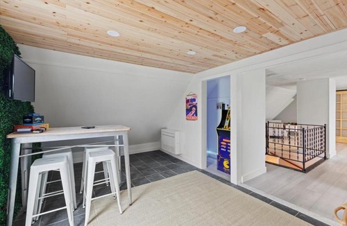 Gloucester Apartment | The Chill-a-Vista