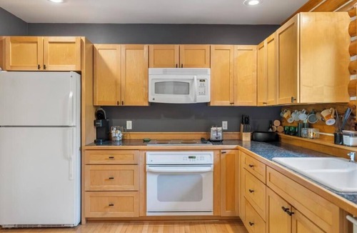 Alanson Cabin | The Chippewa House - Quiet Wooded Setting