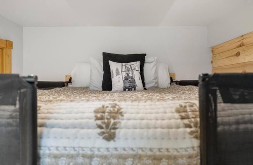 Alanson Cabin | The Chippewa House - Quiet Wooded Setting