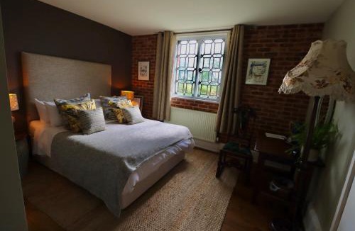Cholmondley Hotel | The Cholmondeley Arms