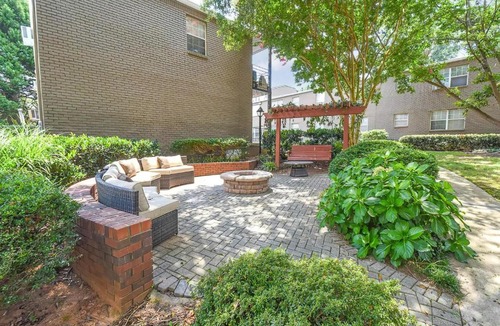 Peachtree Hills Apartment | The Christina 2bd Fast Wifi Free Parking