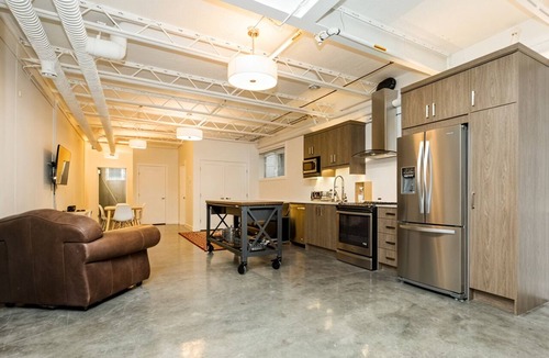 Bridgeland Apartment | The City Haven | Sleeps 4 |