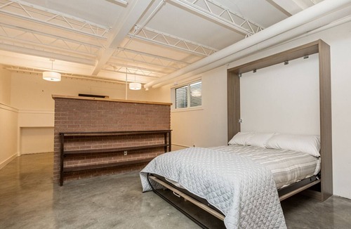 Bridgeland Apartment | The City Haven | Sleeps 4 |