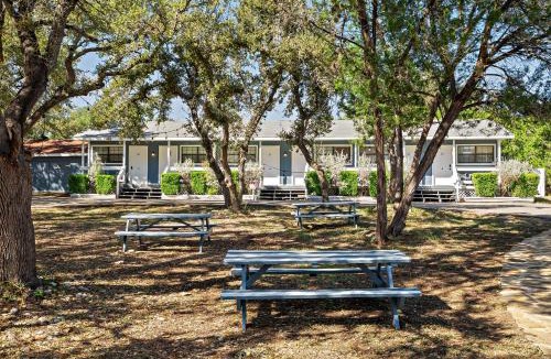 Canyon Lake Hotel | The Claire Hotel