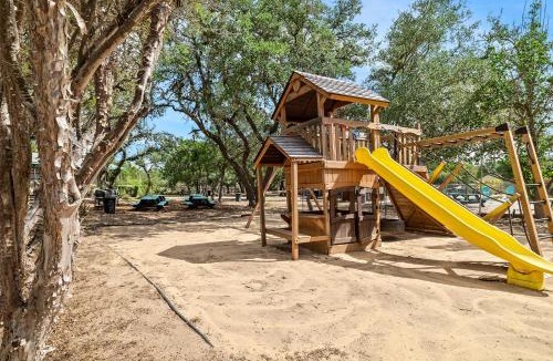 Canyon Lake Hotel | The Claire Hotel