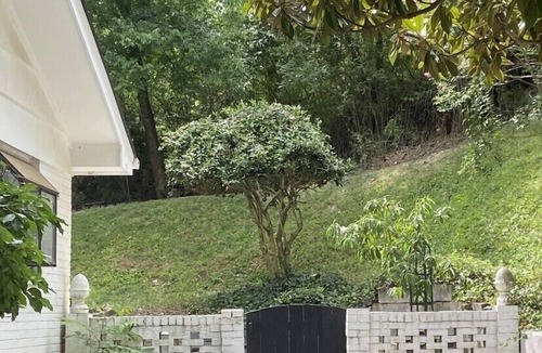 East Ridge House | The Claremont Cottage