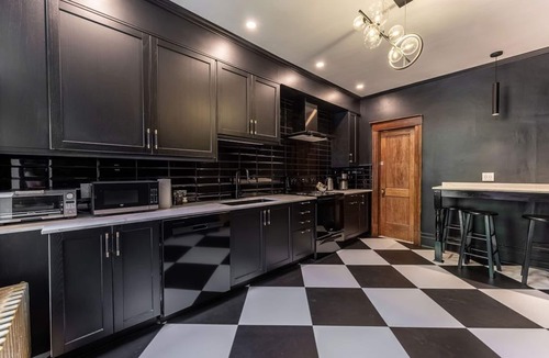 Hochelaga Apartment | The Classic Backyard Subway & Parking