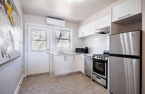 Ahuntsic Apartment | The Classic | Subway | AC | WIFI | TV