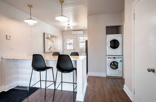 Ahuntsic Apartment | The Classic | Subway | AC | WIFI | TV
