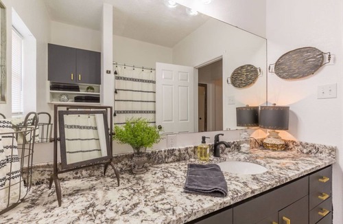 Sayles Blvd. Area House | The Classical - make your stay remarkable!