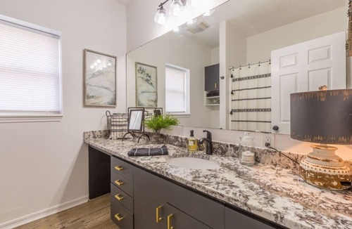 Sayles Blvd. Area House | The Classical - make your stay remarkable!