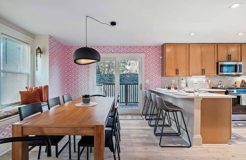 Detroit - Shoreway House | The Cleveland Canvas - Hot Tub - Sleeps 12