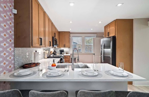 Detroit - Shoreway House | The Cleveland Canvas - Hot Tub - Sleeps 12