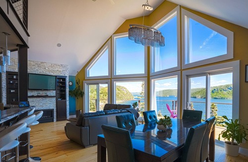 Placentia Ski Chalet | The Cliff House-Luxury Chalet with Hottub
