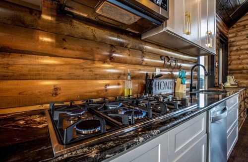 Broken Bow Cabin | The Clubhouse is a refined sanctuary where celebration and rest coexist effortlessly. A grand lodge designed for gatherings, it welcomes weddings beneath soft lights, laughter by the fire, and mornings that unfold slowly.
