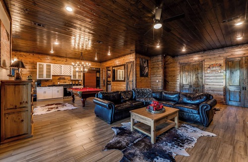 Broken Bow Cabin | The Clubhouse is a refined sanctuary where celebration and rest coexist effortlessly. A grand lodge designed for gatherings, it welcomes weddings beneath soft lights, laughter by the fire, and mornings that unfold slowly.