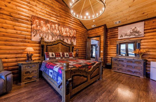 Broken Bow Cabin | The Clubhouse is a refined sanctuary where celebration and rest coexist effortlessly. A grand lodge designed for gatherings, it welcomes weddings beneath soft lights, laughter by the fire, and mornings that unfold slowly.