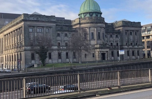 North West Apartment | The Cluthar: Ground Floor West End/City Centre/Rockvilla Flat & Parking